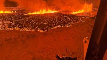 Una erupción volcánica ilumina Islandia después de semanas de advertencias de terremotos: Un geólogo explica lo que está sucediendo