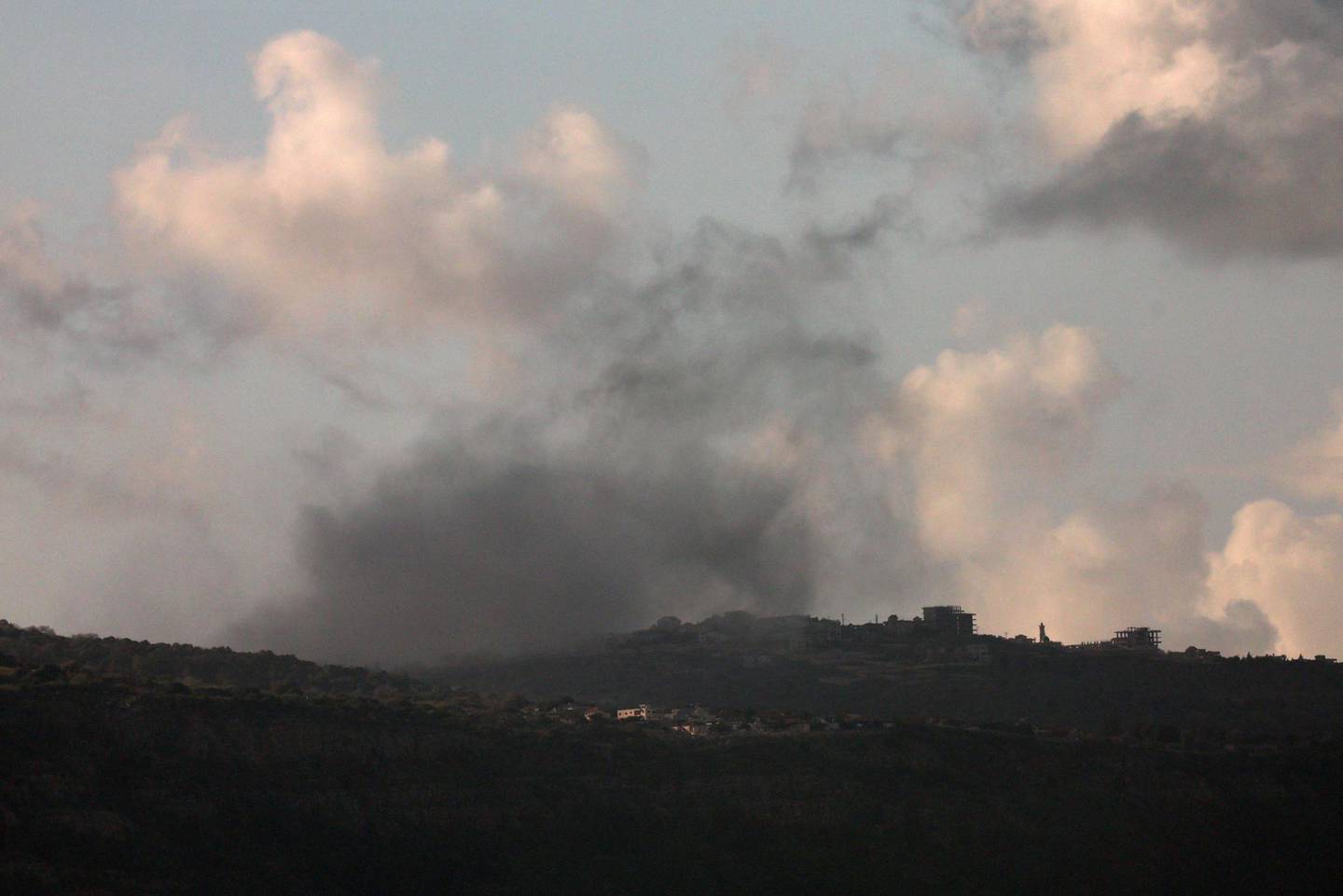 Imagen de archivo en la que puede verse el humo procedente de la aldea libanesa de Markaba tras un bombardeo israelí en el sur del Líbano. EFE/EPA/ATEF SAFADI