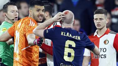 Davy Klaassen de Ajax es golpeado por objeto arrojado desde las gradas y le sangra la cabeza en Copa de Holanda