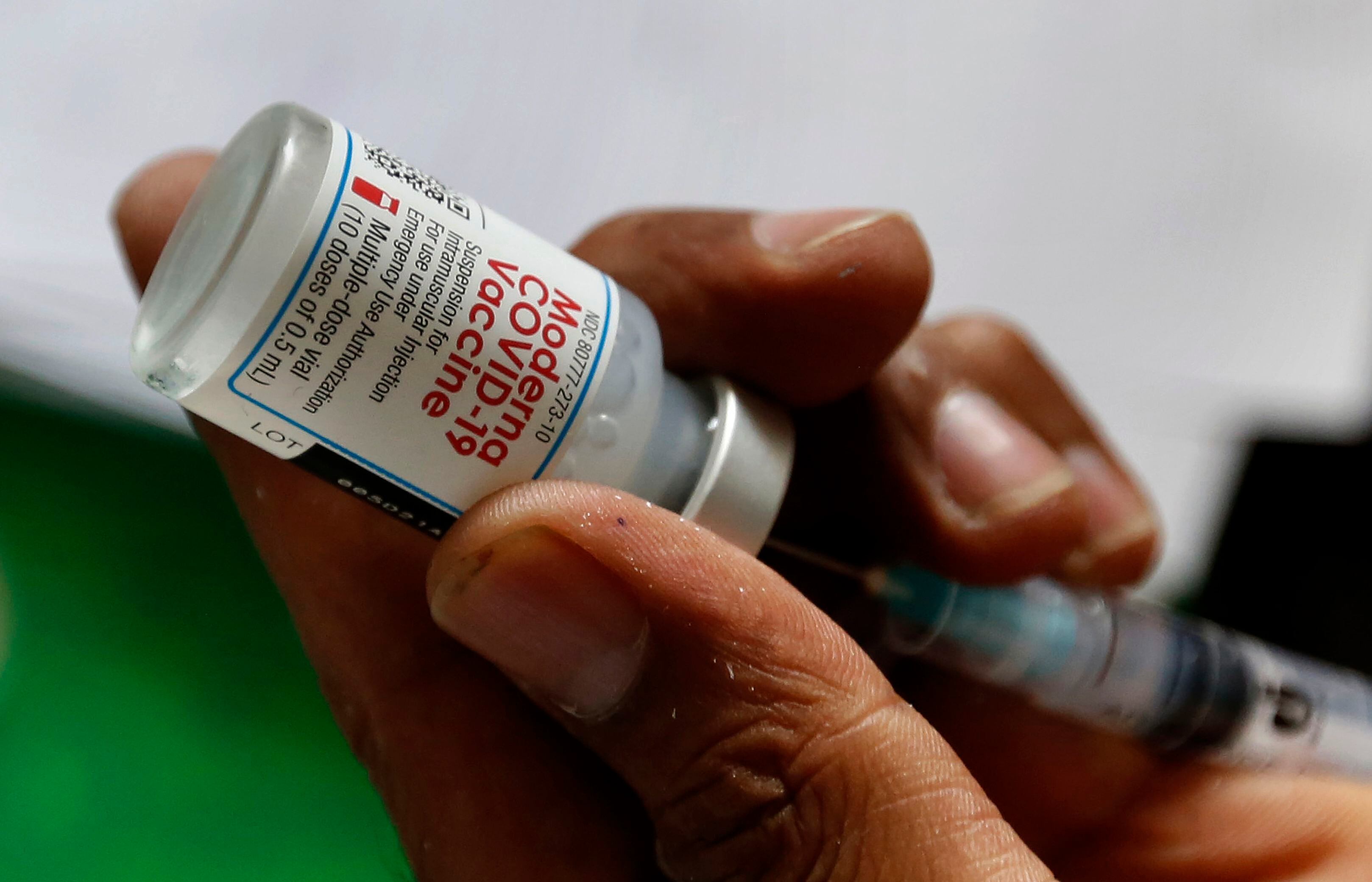 Fotografía de archivo del martes 6 de julio de 2021 de un trabajador de salud preparando una vacuna contra el COVID-19 de Moderna en un centro de vacunación en Lahore, Pakistán. (AP Foto/K.M. Chaudary, Archivo)