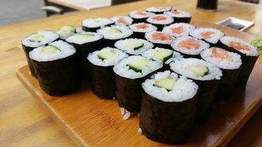 Denuncian en redes intoxicados en restauran de sushi