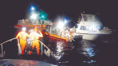 Rescatan a 15 náufragos de las costas de Rosarito tras incendiarse su bote