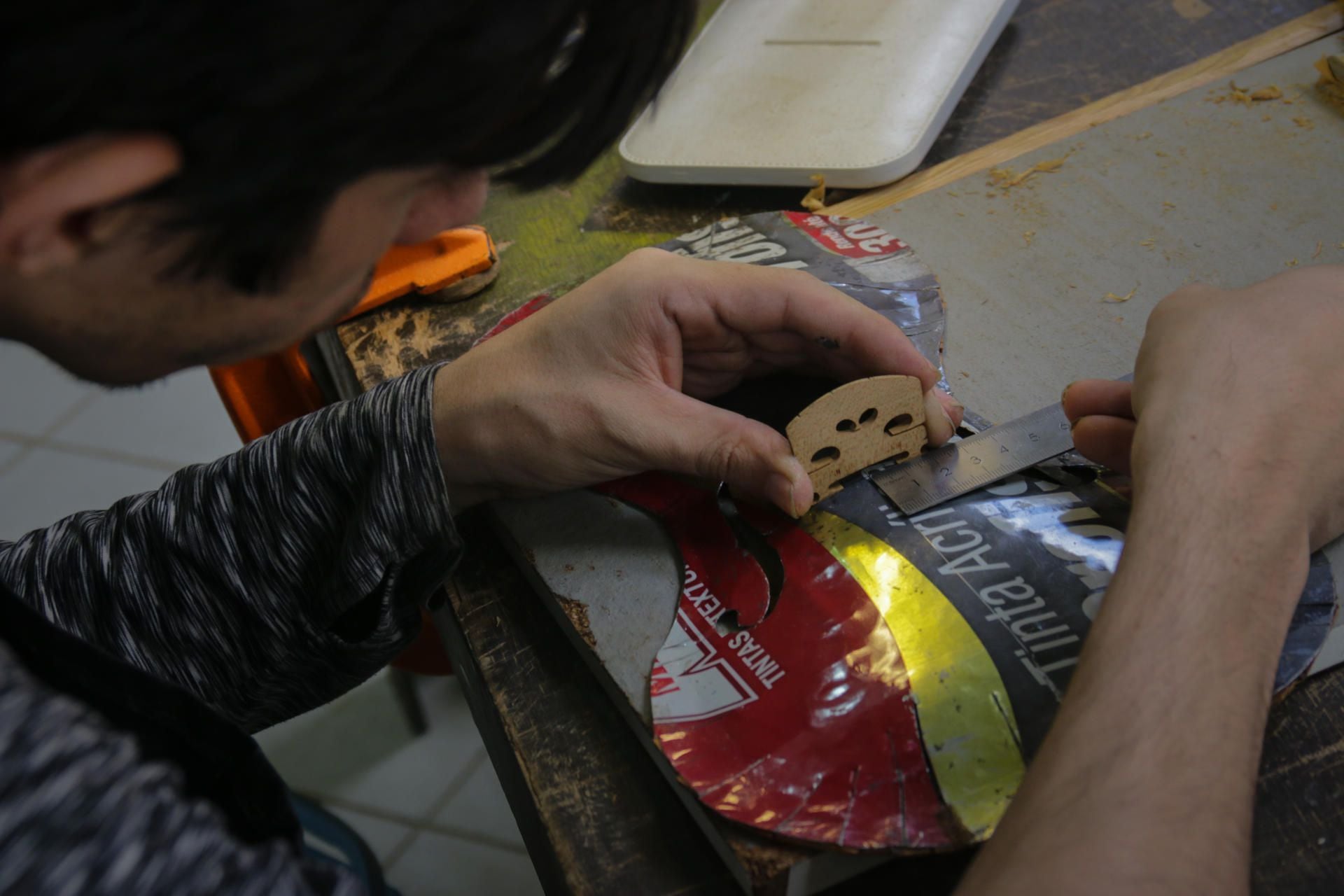 Uno de los integrantes de la Orquesta de Instrumentos Reciclados de Cateura fabrica un violín con materiales reciclados, hoy en Asunción (Paraguay). EFE/ Rubén Peña
