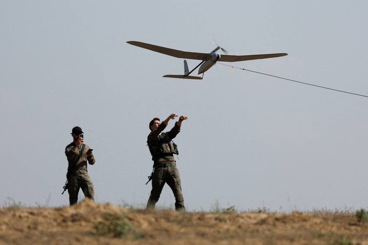 FOTO DE ARCHIVO: Soldados israelíes volando un dron cerca de la frontera entre Israel y Gaza, en Israel. 15 de abril de 2024. REUTERS/Amir Cohen
