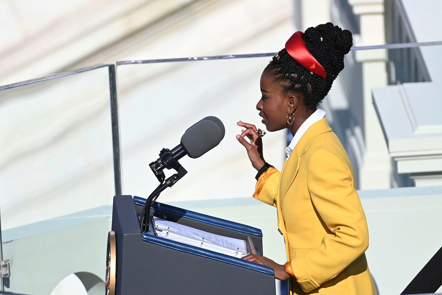 Amanda Gorman recita un poema durante la ceremonia de investidura del presidente Joe Biden frente al Capitolio estadounidense, en Washington, el miércoles 20 de enero del 2021. (Saul Loeb/Pool Photo via AP)