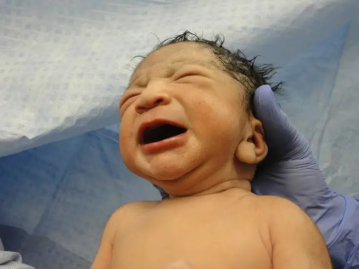 Rescatan a recién nacido abandonado en pozo séptico en El Salvador