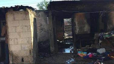 Vivienda sufre pérdidas totales por incendio en Las Amapolas