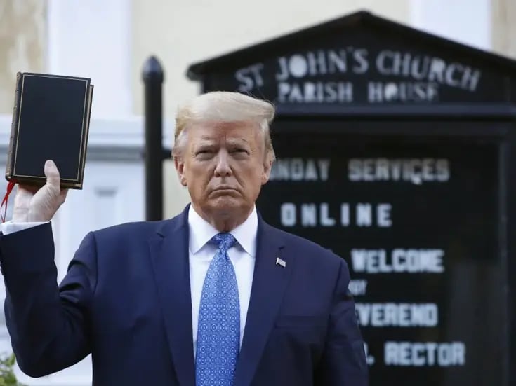 Trump lanza biblias a la venta y ruega por donaciones en plena Semana Santa