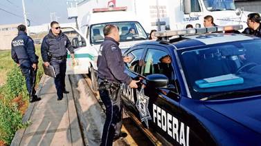 Transportistas bloquean carretera por presuntas extorsiones de policías en Michoacán