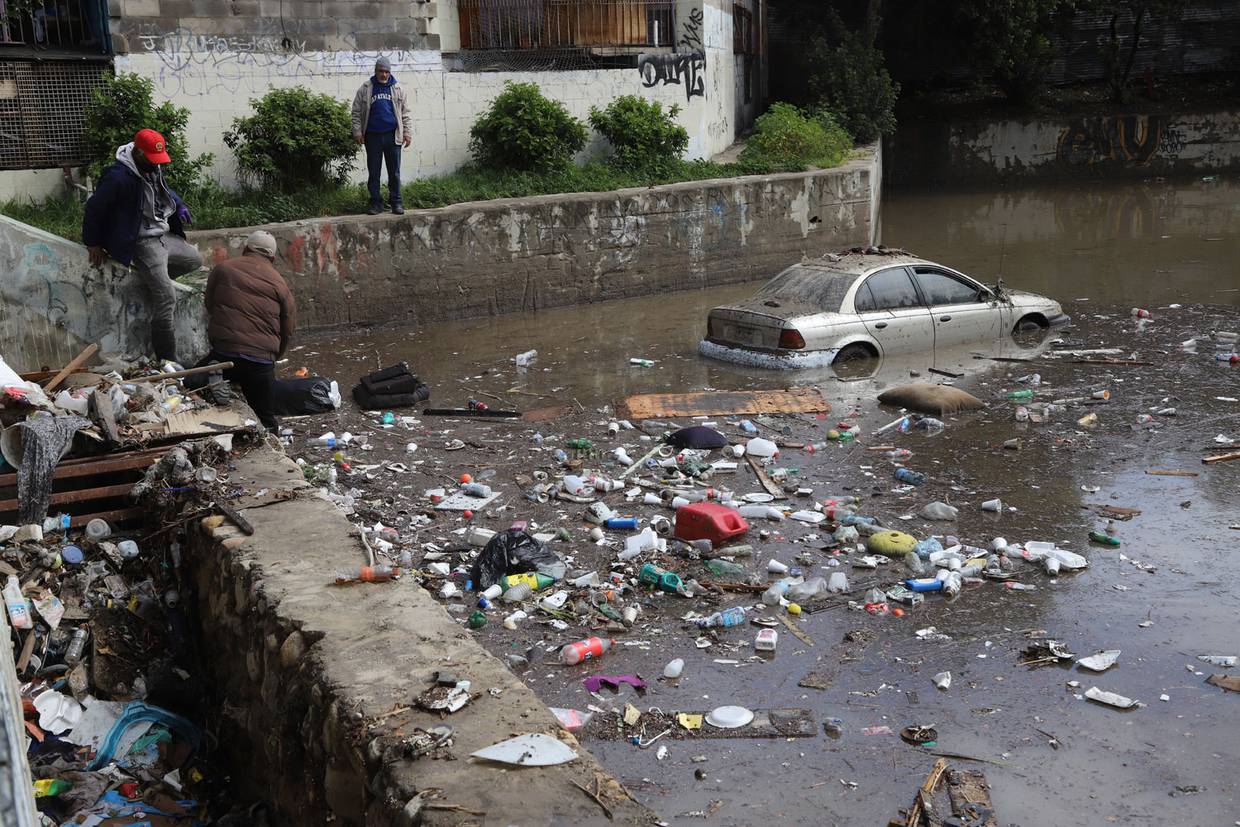 La basura al ser arrastrada por la lluvia obstruye principalmente los pluviales y drenajes, que a su vez provocan inundaciones en varias partes de la ciudad.