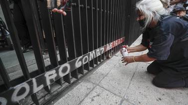 Activistas exigen sanción a legislador mexicano por ritual de sacrificio de gallina en el Senado