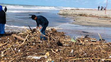 Tardarán al menos una semana en limpiar basura en playas de Rosarito luego de las lluvias