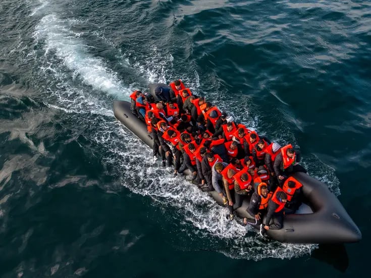 Llegada de solicitantes de asilo a costa inglesa  pese a amenaza de Ruanda