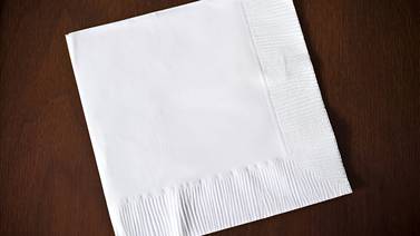 ¿Cuánta agua se necesita para fabricar una servilleta de papel?