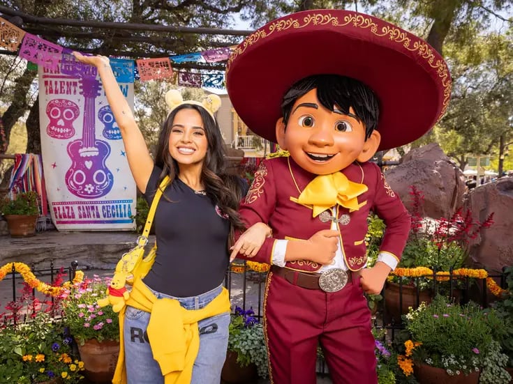 Becky G aprovecha visita a Los Ángeles para visitar Disneyland