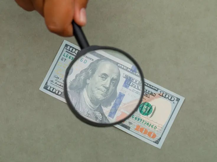 ¿Cómo evitar ser víctima de la falsificación de billetes, según el Banco de México?