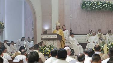 Celebran decenas de feligreses misa en la Catedral