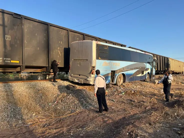 Resulta familia lesionada al arrollar tren a un autobús en Navojoa