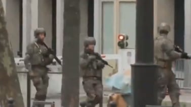 VIDEO: Detienen a hombre que ingresó con explosivos al consulado de Irán en París