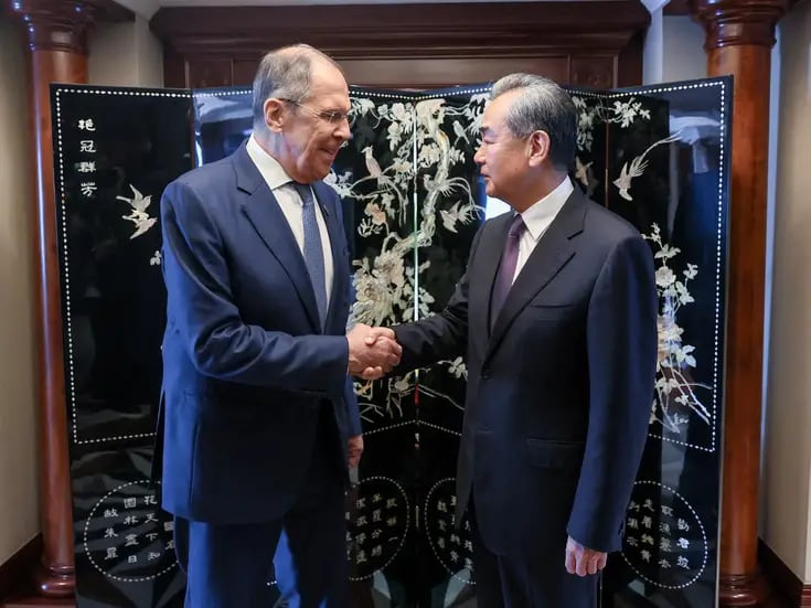 Rusia y China han “dejado casi por completo de usar el dólar en el comercio mutuo”, afirma Lavrov