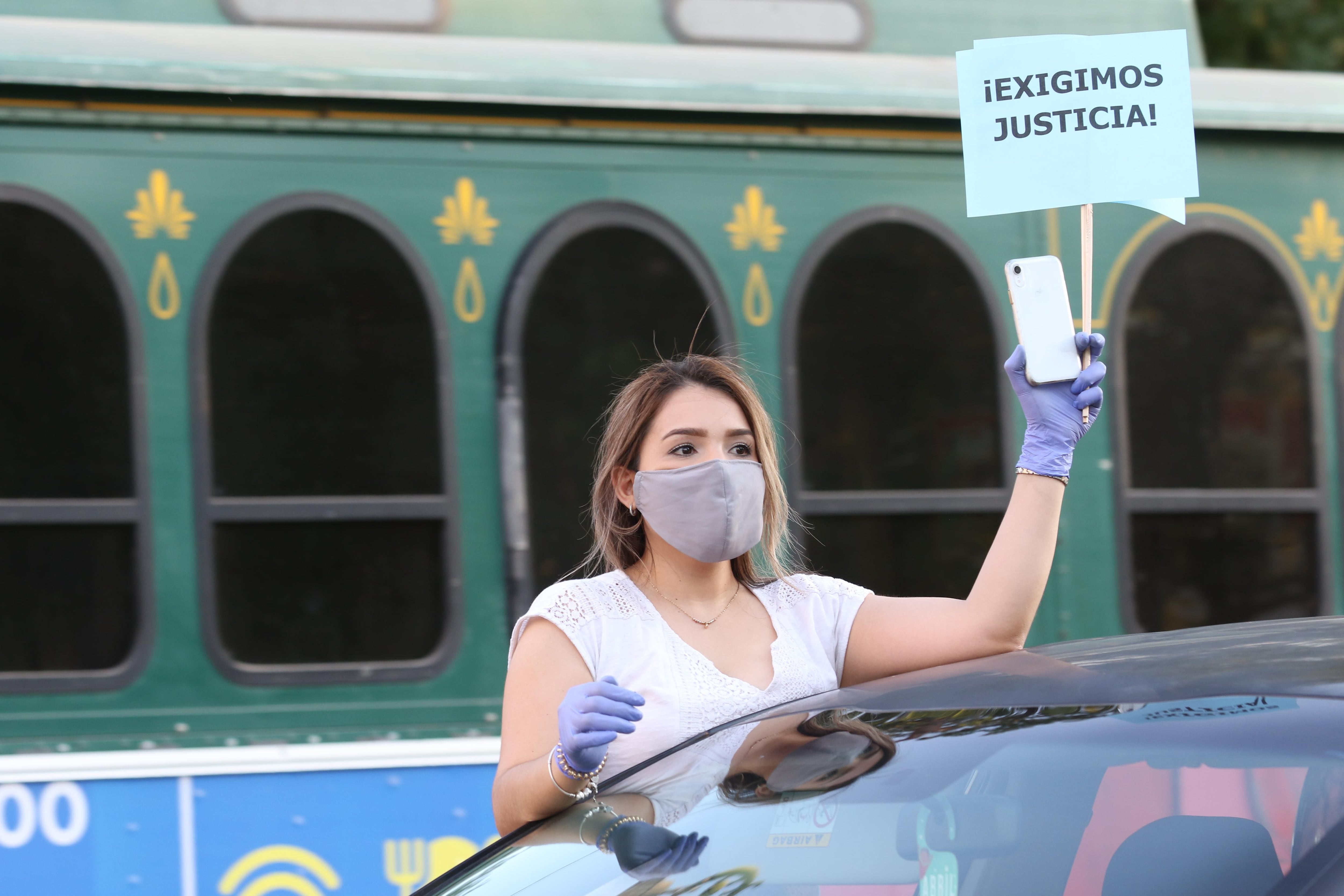 Protegidos con cubrebocas y hasta guantes, los manifestantes tomaron todas las medidas para disminuir riesgos de contagio, por ello la conmemoración se hizo desde los vehículos. 