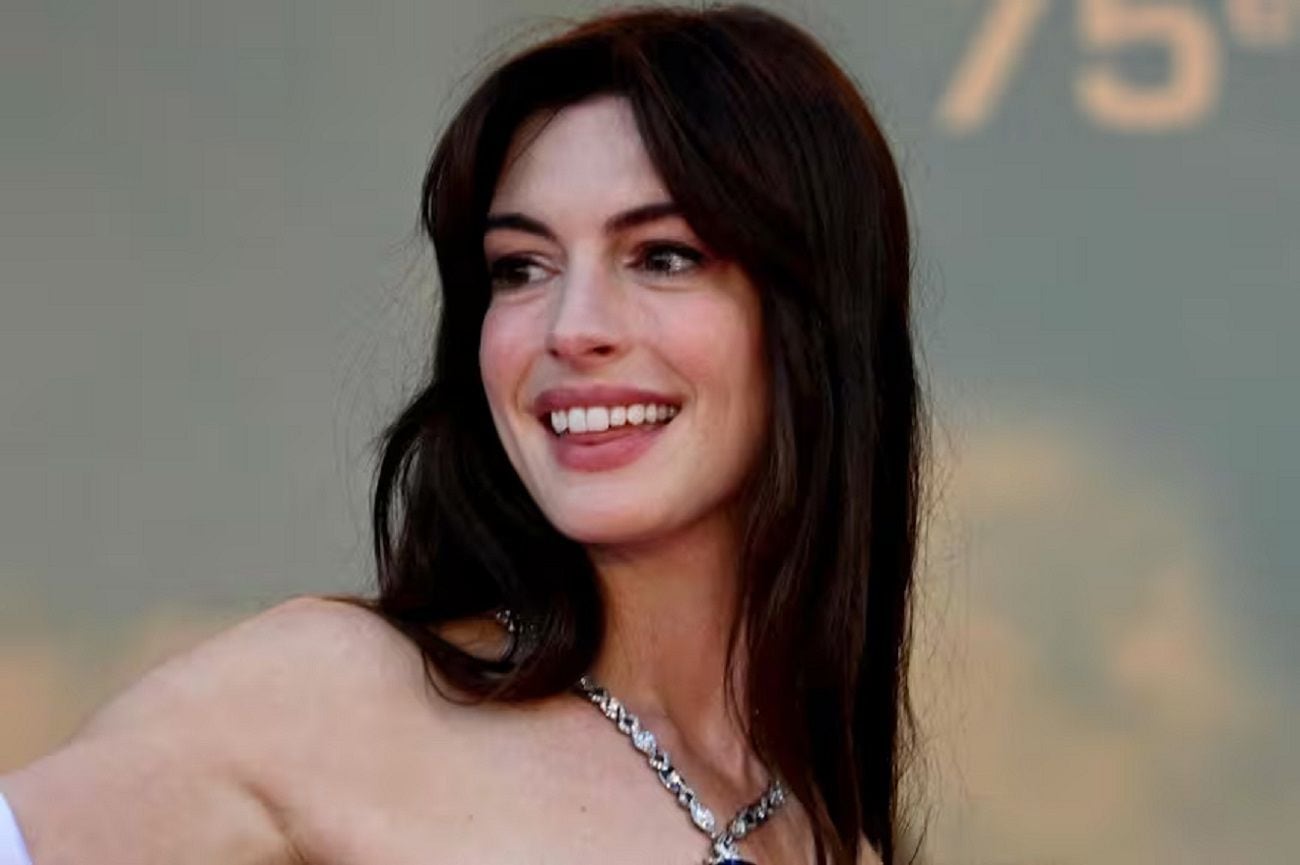 Anne Hathaway destacó que ya no se siente “perdida” como lo hacía en su juventud.