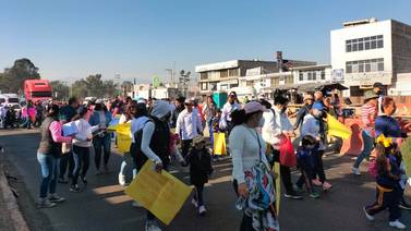 Profesores y alumnos bloquean por 3 horas la autopista México-Puebla