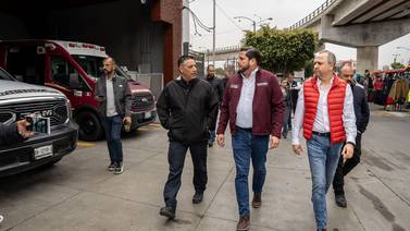 Ismael Burgueño sostiene encuentro con personal de bomberos