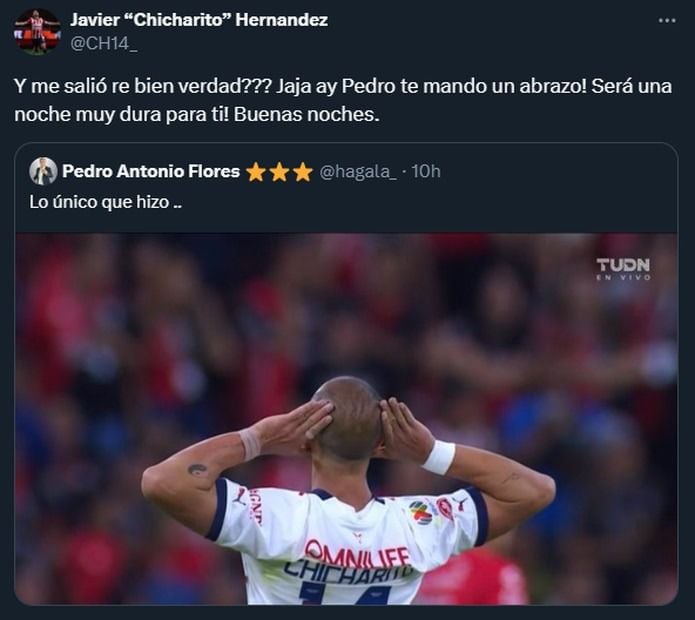 En el tuit, el periodista de TUDN afirma que "lo único que hizo" Chicharito vs Atlas fue el festejo con las manos en las orejas que molestó a su afición; el delantero de Chivas le responde.
