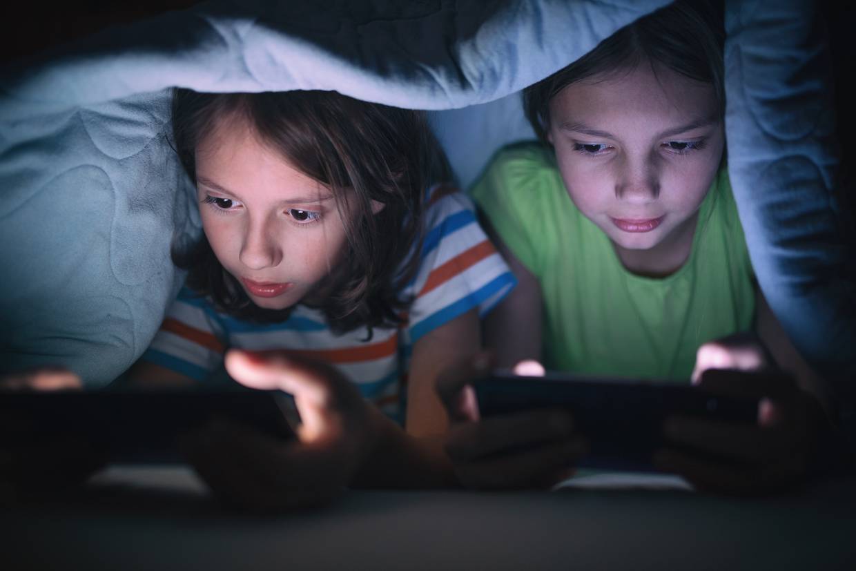 Los niños pasan más tiempo frente a una pantalla, lo que puede afectar no solo su vista, sino también su vida social.