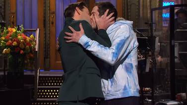 VIDEO: John Krasinski y Pete Davidson se besan “apasionadamente” en televisión nacional