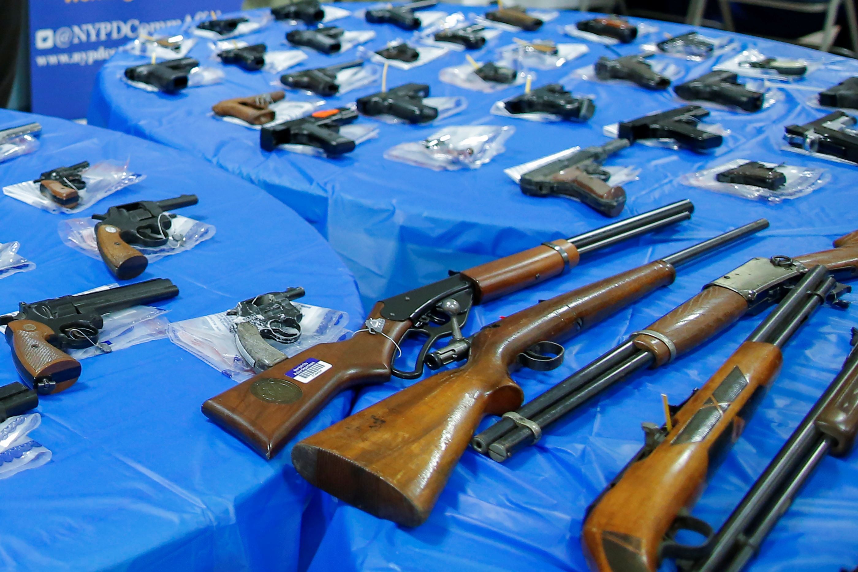 Armas mostradas después de un evento de recompra de armas organizado por el Departamento de Policía de la Ciudad de Nueva York (NYPD), en el barrio de Queens de la ciudad de Nueva York, Estados Unidos, 12 de junio de 2021. REUTERS/Eduardo Munoz