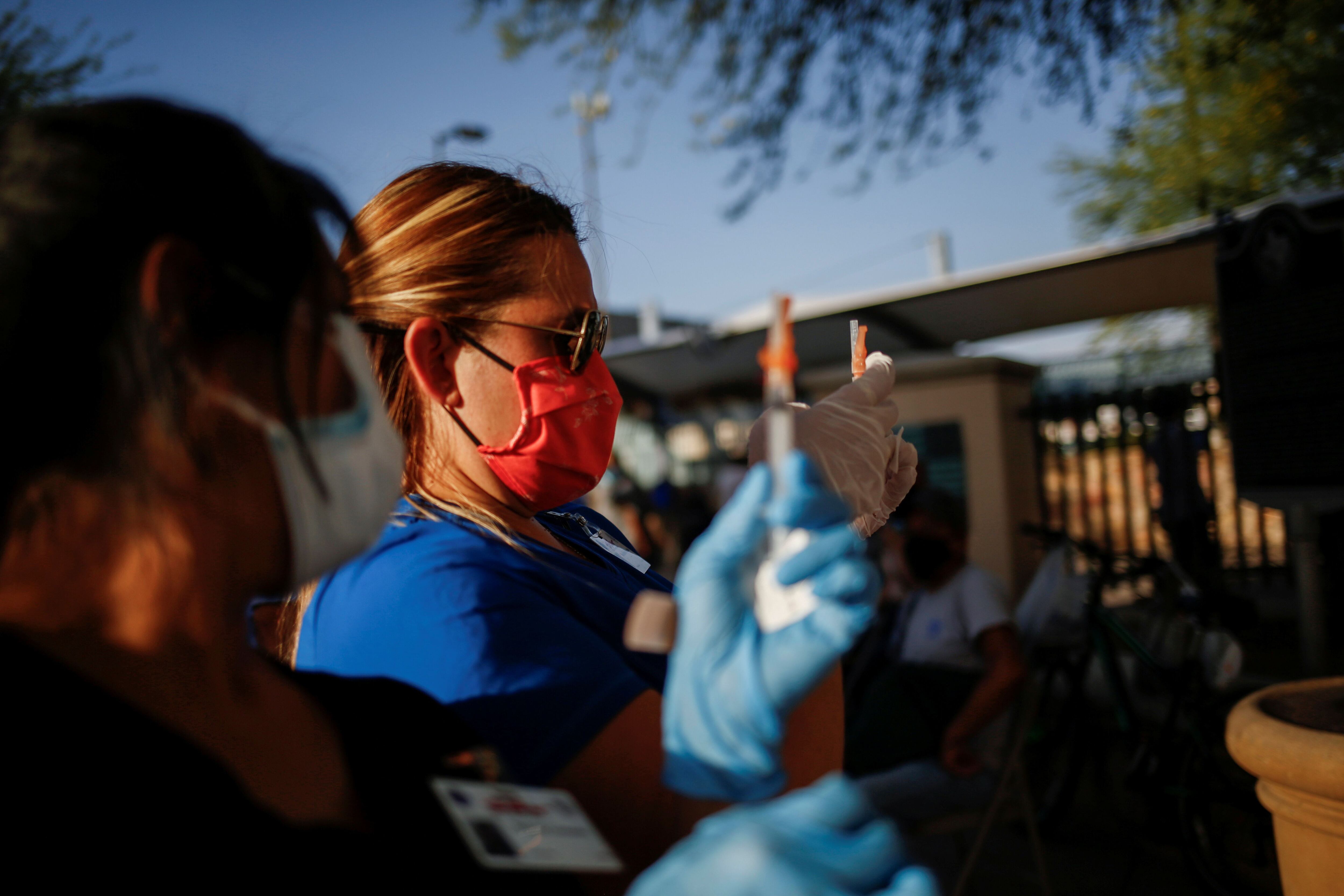 Foto de trabajadores de salud del Departamento de Bomberos de El Paso, Texas, vacunando contra el coronavirus en un centro cerca del Puente Internacional Santa Fe 
May 7, 2021.  REUTERS/Jose Luis Gonzalez