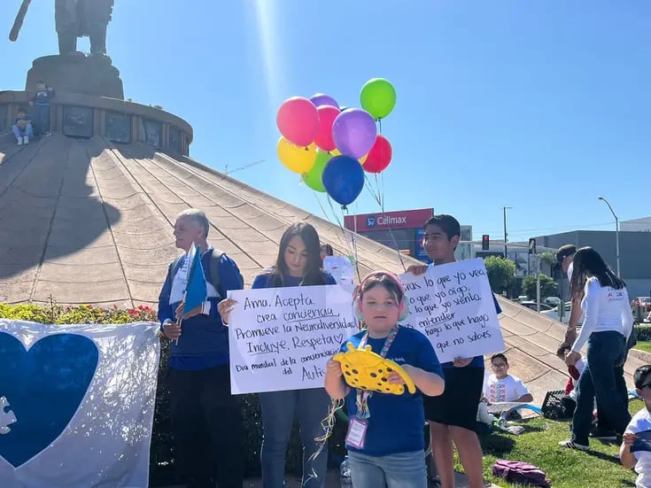Marchan en Tijuana grupos y familias de personas autistas 