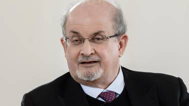 Salman Rushdie: El escritor de Los Versos Satánicos aún está vivo tras haber sido apuñalado