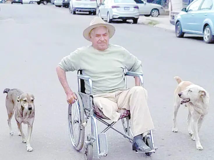 Navojoa: A don Arturo sus fieles amigos lo cuidan y escoltan en su silla de ruedas
