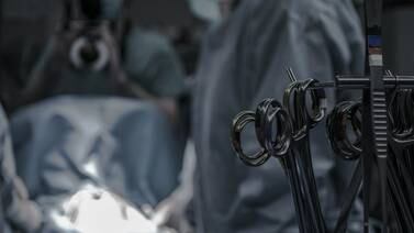 Hombre acude al hospital para cirugía de vesícula pero se equivocan y le hacen la vasectomía