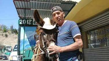 Ofrece Joaquín un curioso recuerdo para los turistas de Nogales
