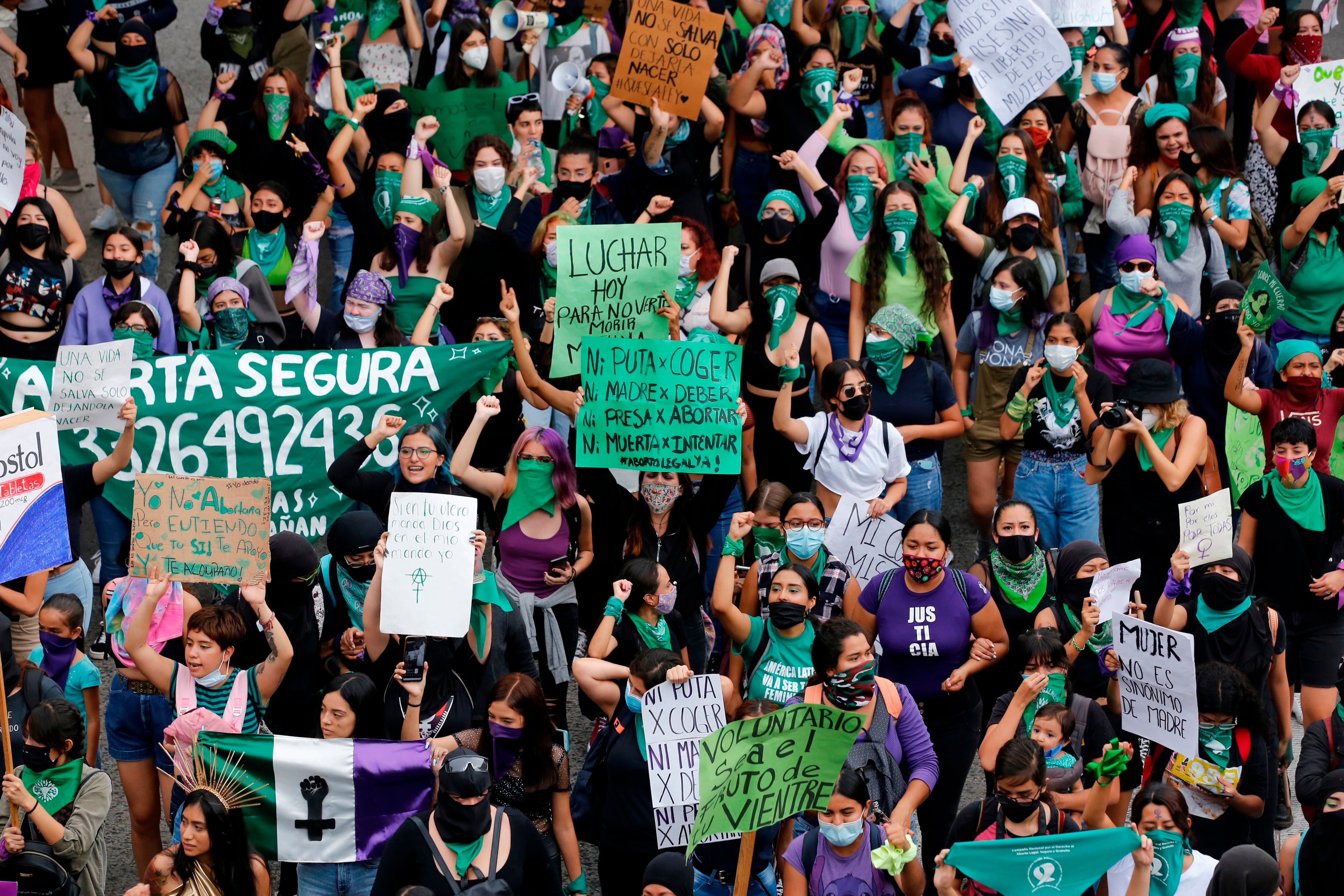 Fotografía de archivo en la que se observa a cientos de mujeres marchar en favor del aborto legal y seguro, en Guadalajara, estado de Jalisco (México). EFE/ Francisco Guasco
