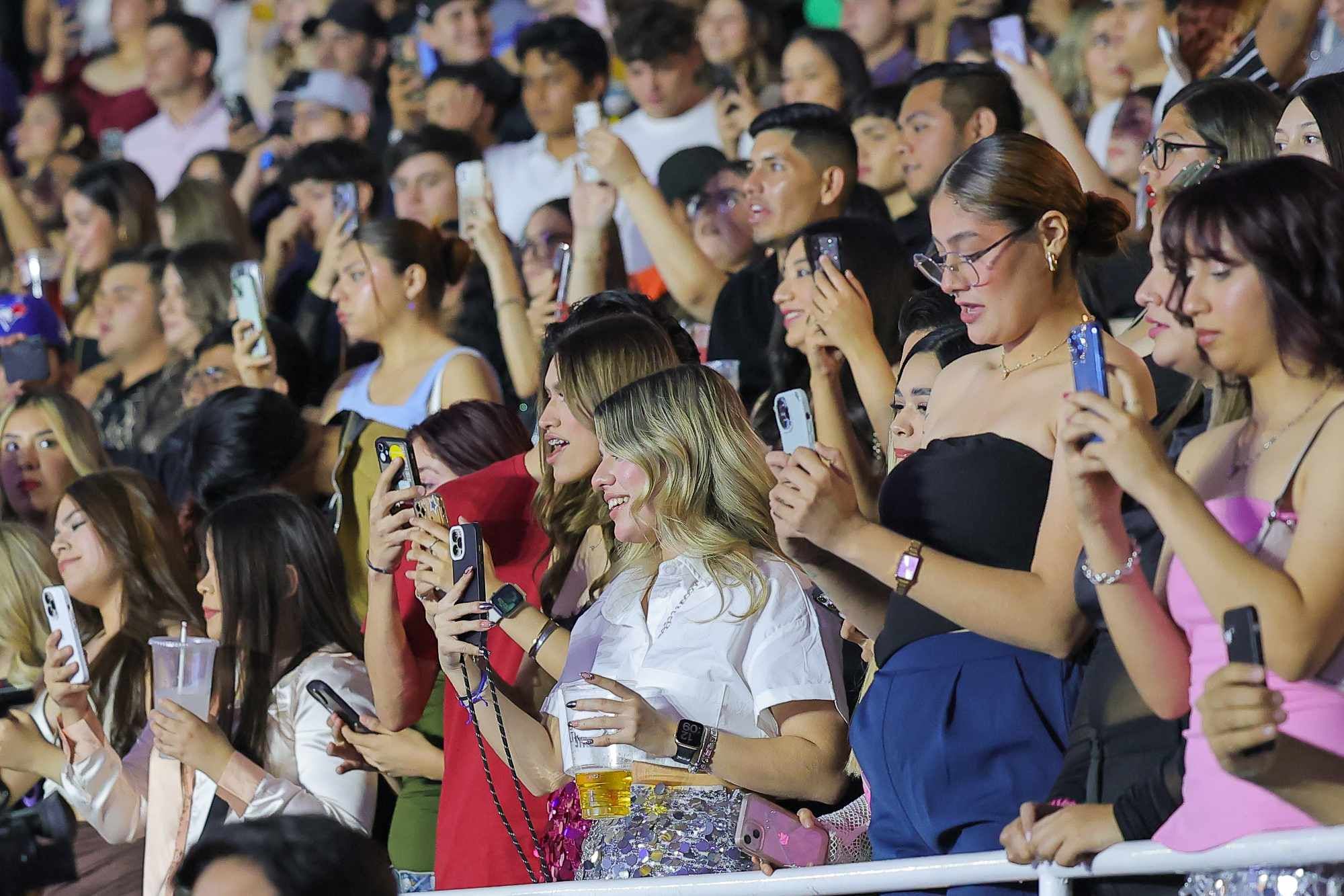 El público graba con sus celulares momentos del concierto de Junior H en la Expo. | Eleazar Escobar.