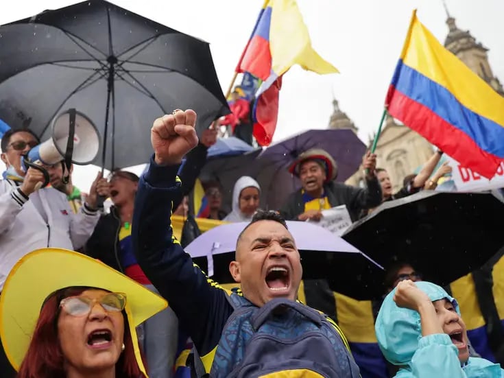 Miles de colombianos marchan en contra de las reformas propuestas por el gobierno de Petro