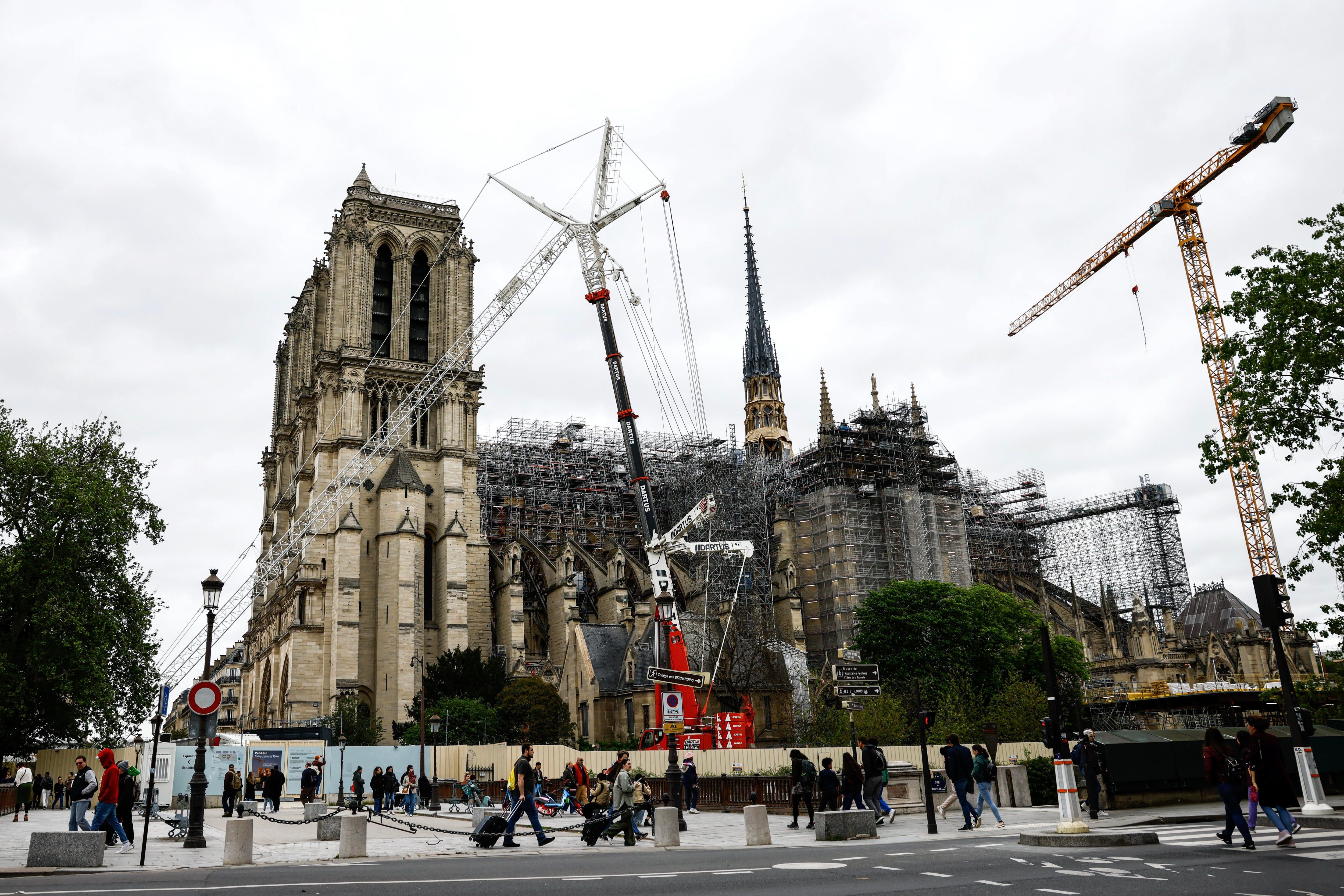 Paris (France), 15/04/2024.- A general view shows the Notre-Dame Cathedral with its giant crane and scaffolding, in Paris, France, 15 April 2024. Five years on since the collapse of the Notre-Dame cathedral's spire in a devastating fire on 15 April 2019, its reopening is scheduled for December 2024, according to Philippe Jost, president of the public body overseeing its reconstruction. (Francia) EFE/EPA/MOHAMMED BADRA
