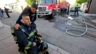 Bomberos de Hermosillo sofocan un incendio en la colonia Los Rosales
