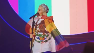Christian Chávez genera controversia por ondear bandera mexicana modificada con colores LGBT