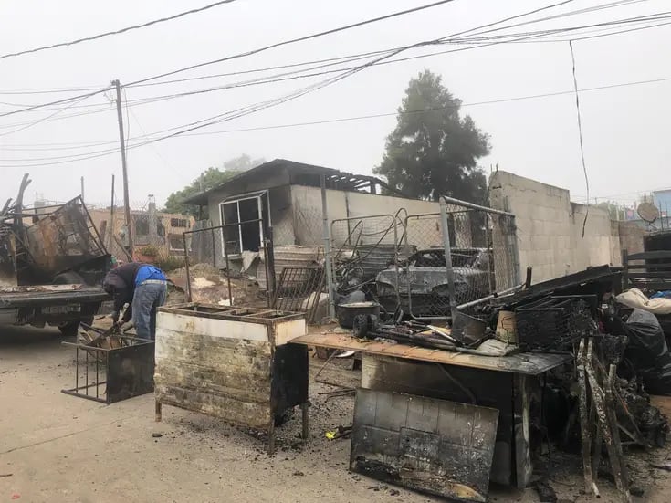 Fuego deja sin hogar a tres familias de Rosarito