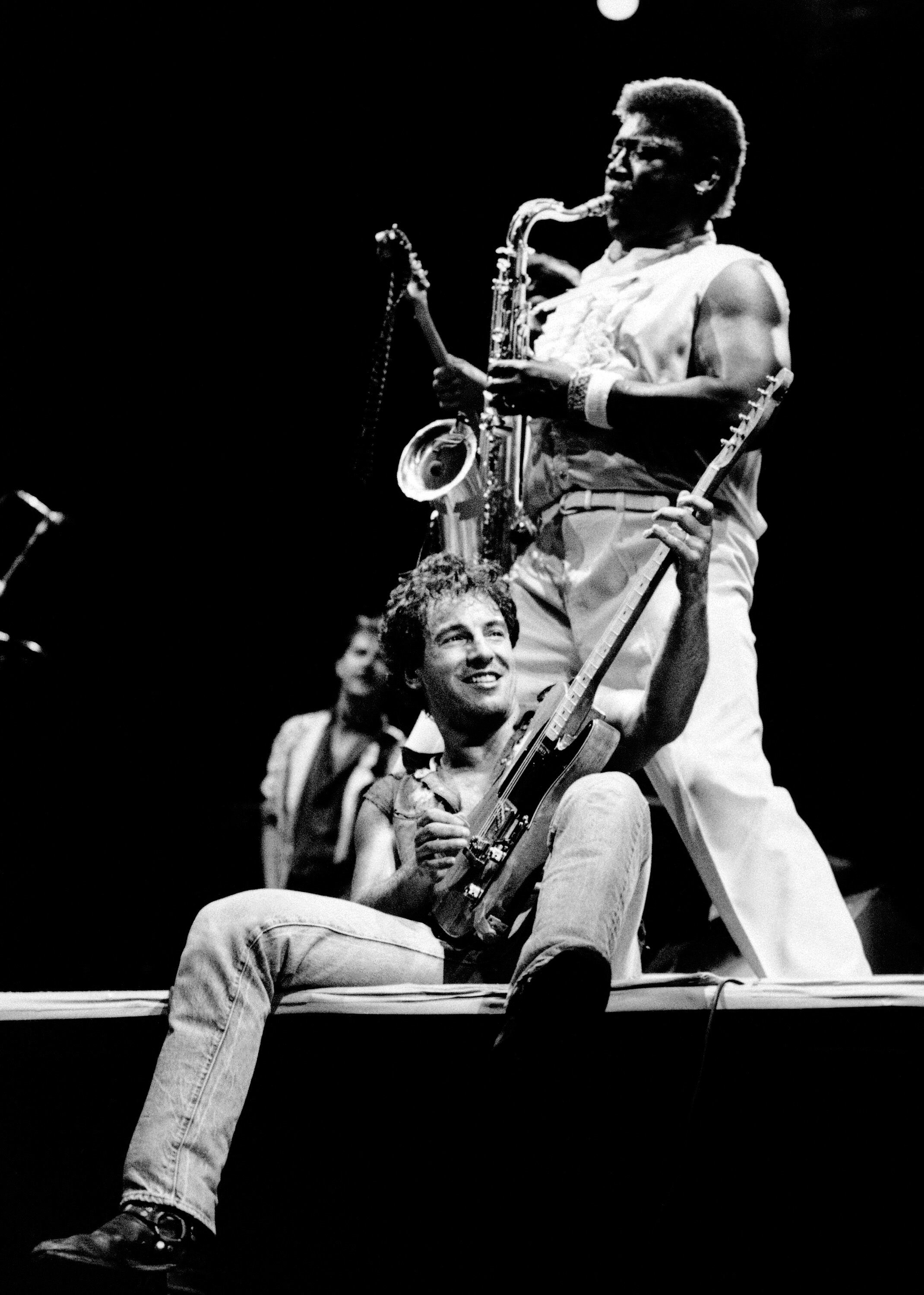 Bruce Springsteen toca con el saxofonista Clarence Clemons en Los Angeles el 28 de septiembre de 1985. El más reciente álbum de Springsteen, "Letter To You", salió el 23 de octubre del 2020. (AP Foto/Lennox Mclendon, Archivo)