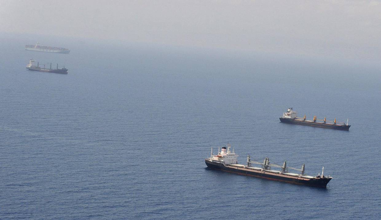Foto de archivo de unos buques que navegan por la línea de costa de Yibuti, durante una operación en el golfo de Adén. | EFE
