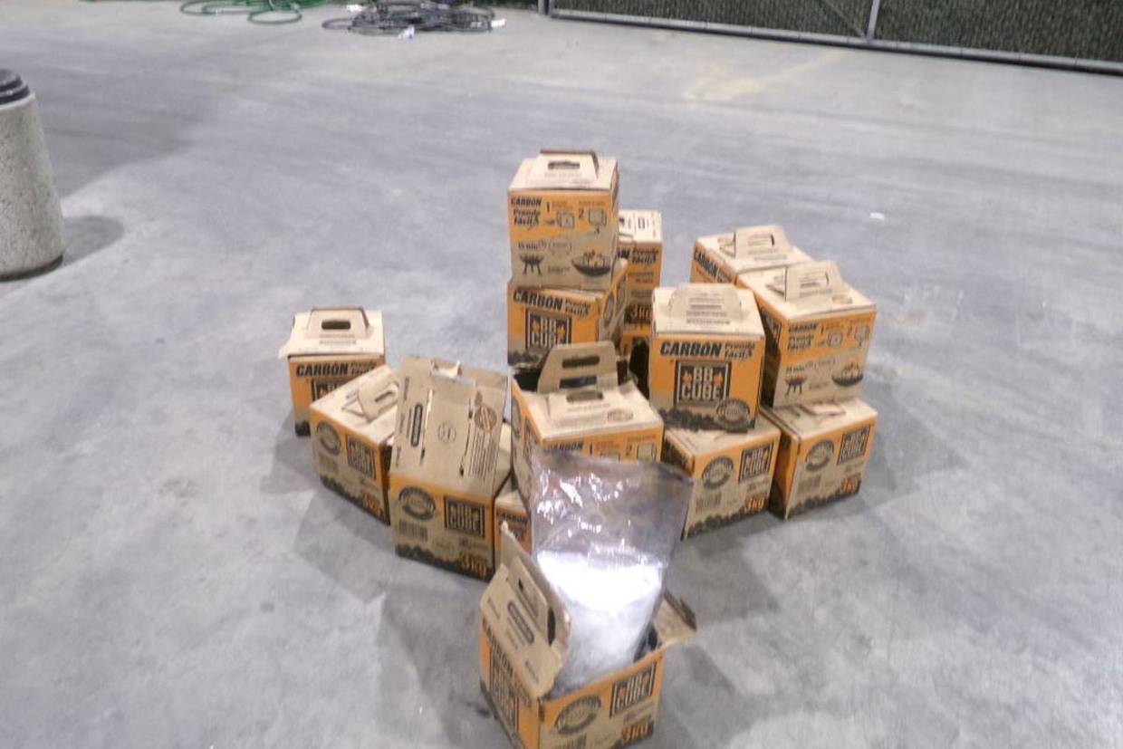 Los agentes de CBP descubrieron y extrajeron un total de 119 paquetes ocultos en el cargamento de carbón.