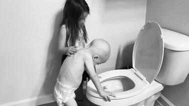 La desgarradora imagen de una niña que consuela a su hermanito con leucemia