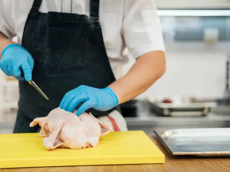 Por qué lavar el pollo antes de cocinarlo puede ser perjudicial para la salud